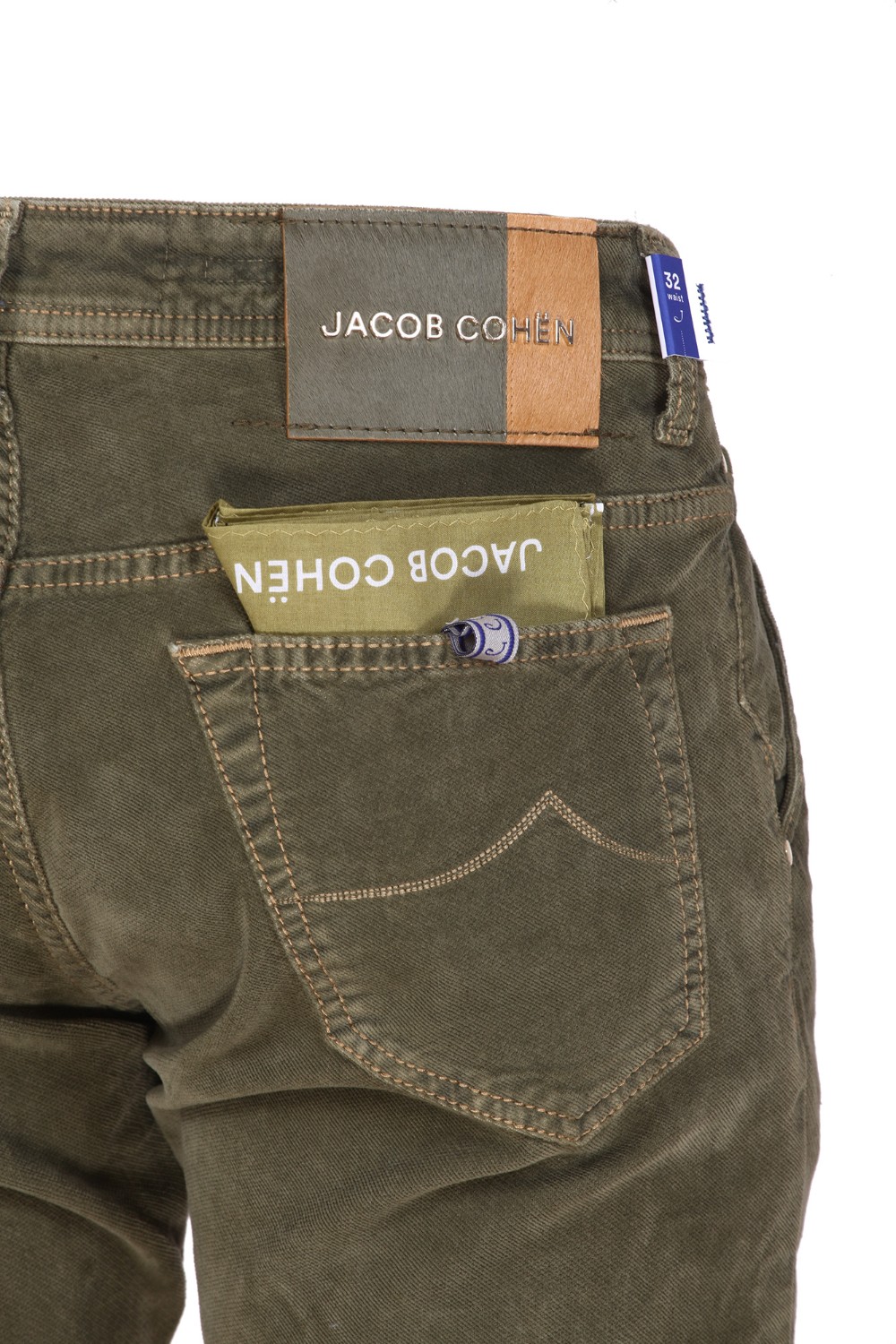 shop JACOB COHEN Sales Jeans: Jacob Cohen jeans elasticizzato, modello Leonard.
Tasche all' americana.
Tasche posteriori con ricamo e fazzoletto.
Chiusura con bottoni.
Patch in cavallino.
Composizione: 98% Cotone 2% Elastan.
Fabbricato in Italia.. LEONARD S3642-R42 number 4163390